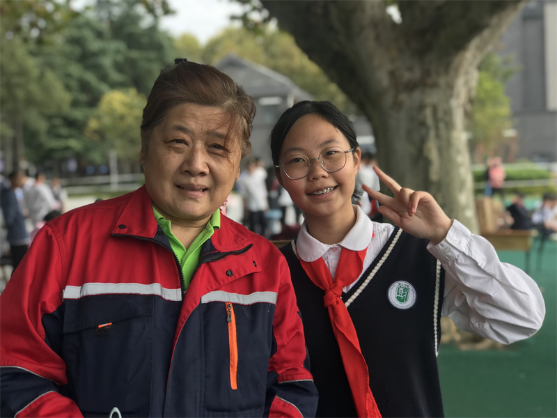 小记者和环卫工人合影.jpg