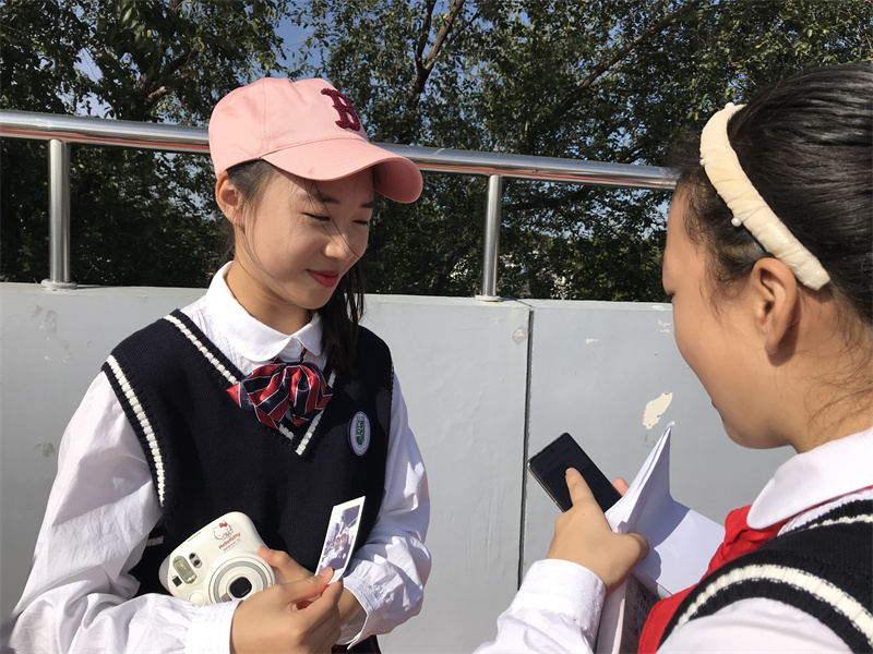 采访初一学生.jpg