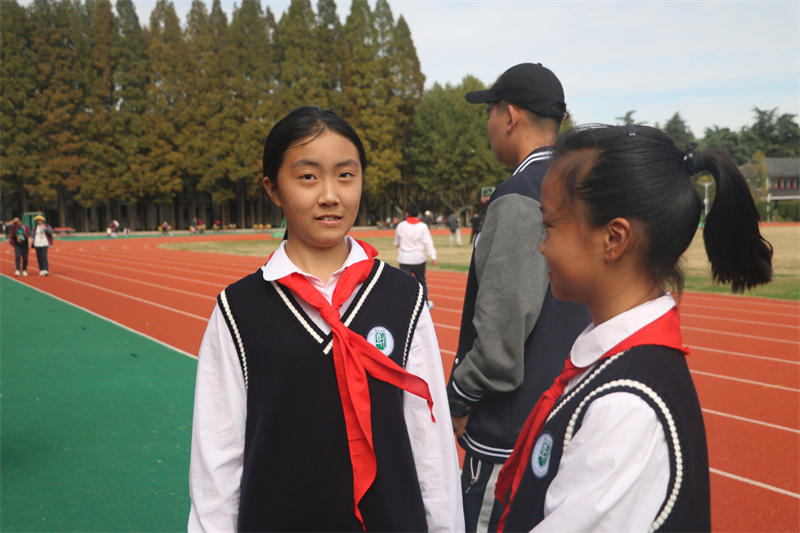 小记者采访初一年级女子跳高第一名.jpg