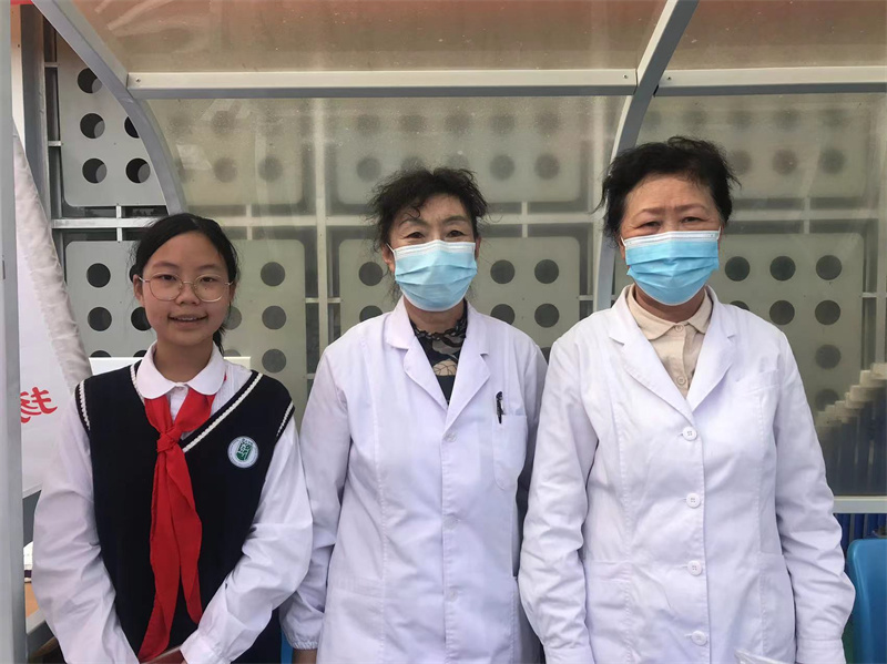 小记者与校医合影.jpg