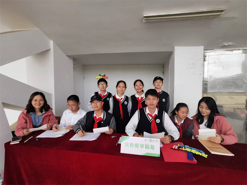 小记者与审稿员合影.jpg