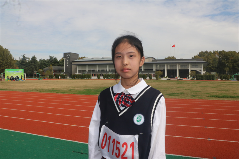小记者采访初一年级女子跳高第二名.jpg