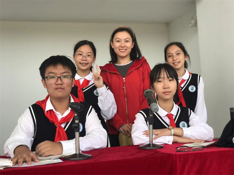 小记者和播音员合影.jpg