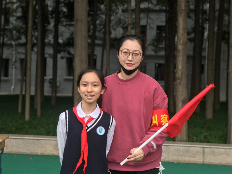 小记者与纠察队合影.jpg