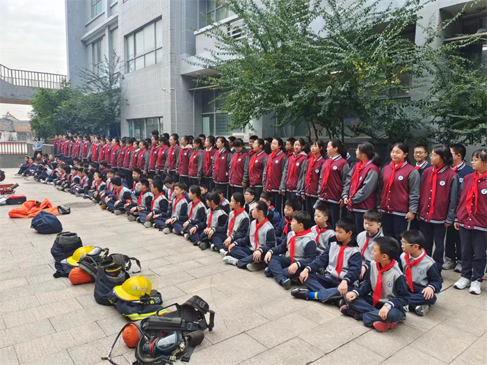 参观消防车1.jpg