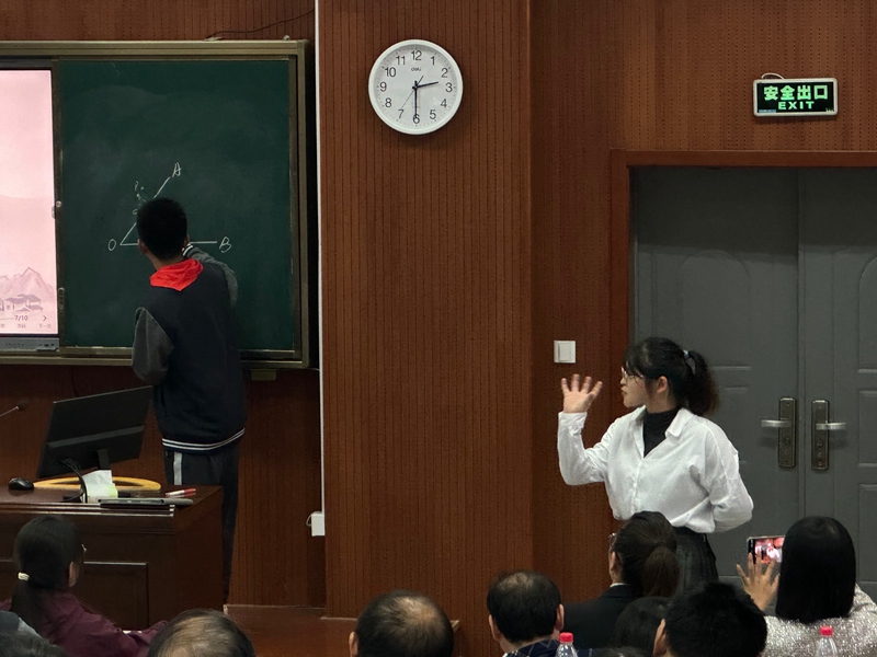 张婧老师上课2.JPG