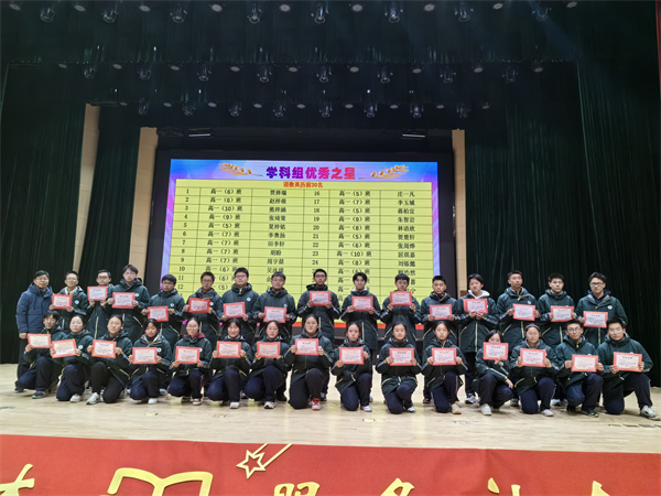 余红亮老师为学科组优秀之星（语数外历）颁奖.jpg
