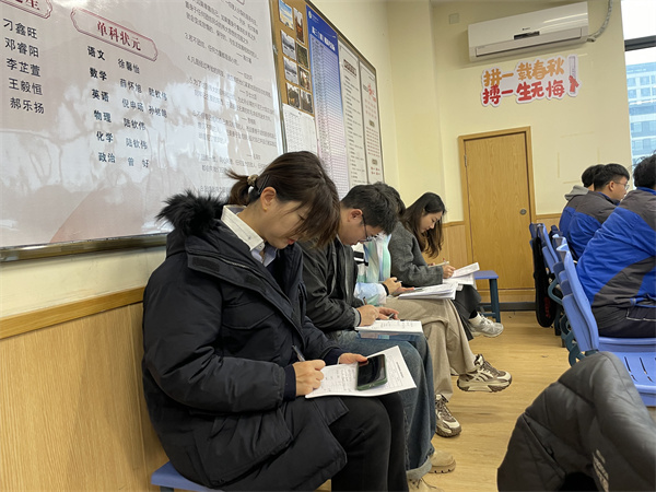 政治组在学习中.jpg