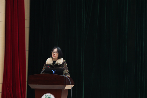 教师代表秦咏梅发言.jpg