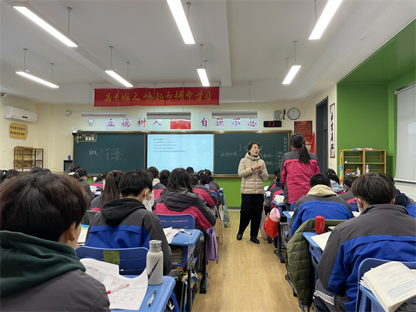 陈芳教授在上课中.jpg