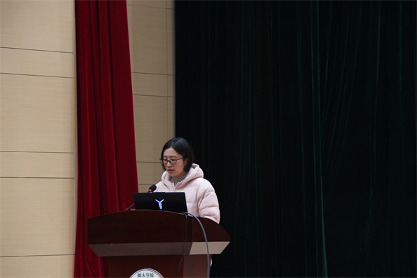 年级组长叶新红主持会议.jpg