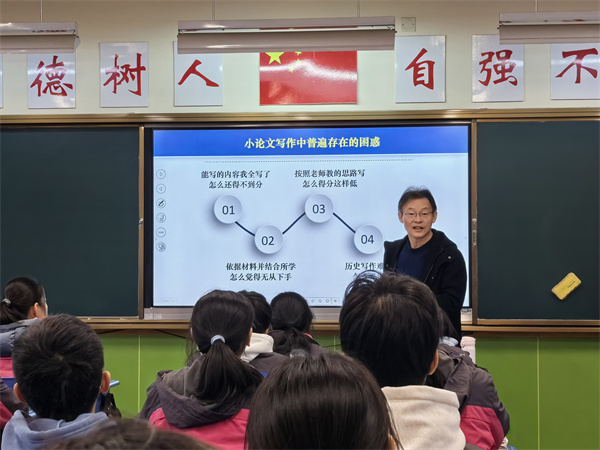 李强老师上课中.jpg