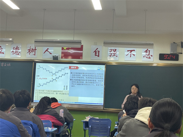 唐玉露老师在高三9班上课.jpg