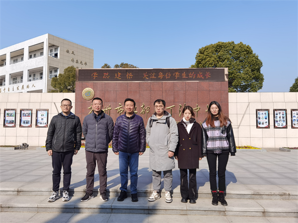 参与学科交流的老师.png