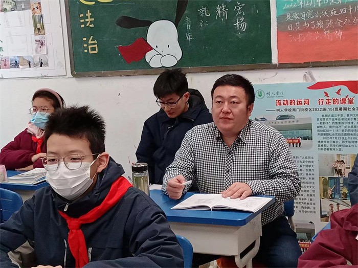 初二物理组老师听课.jpg