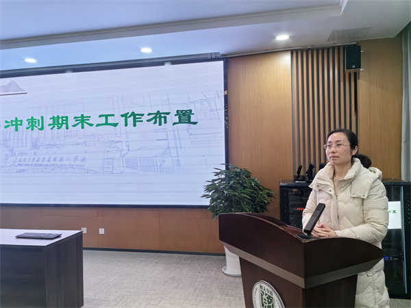 年级主任卞家慧主持.jpg