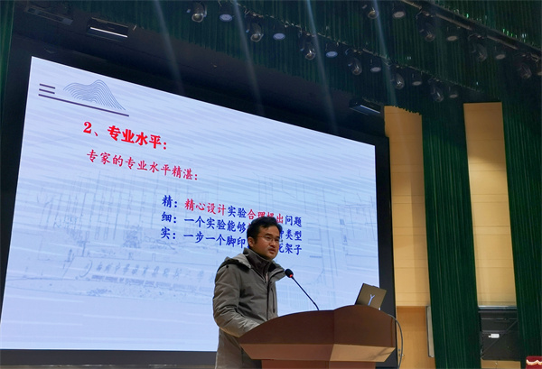 郭兴春老师谈心得体会.jpg