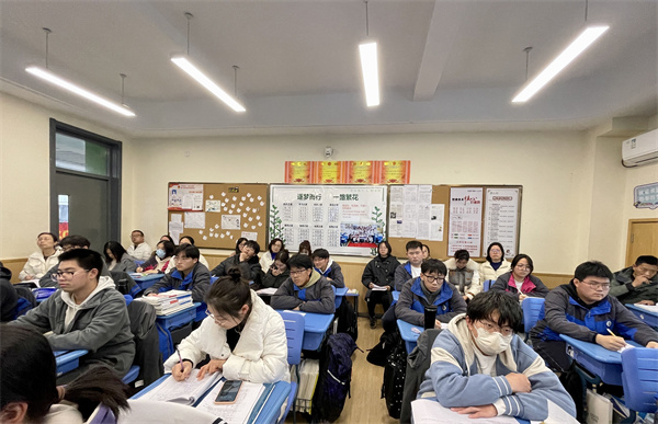 英语教研组听课现场.jpg