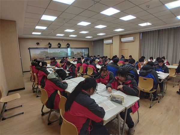 学生课堂风采.jpg
