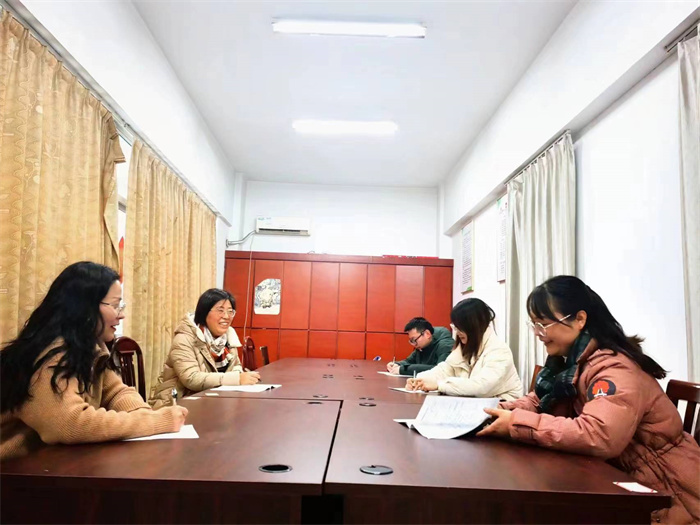 全体地理组老师评课.jpg