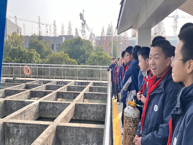 观察沉淀池.JPG