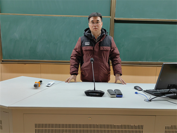 陈瑞飞副主任主持研讨活动.jpg
