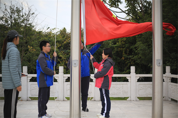 升旗手和护旗手.jpg