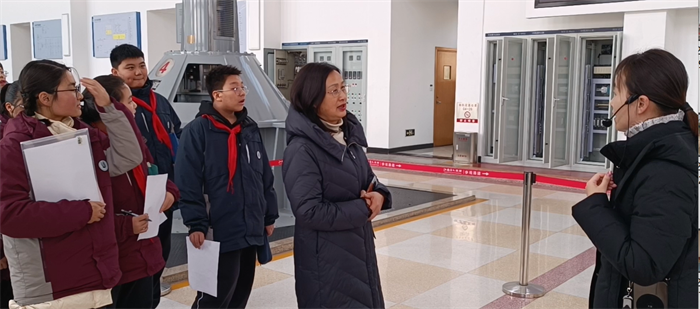 2-南门街校区校长董爱华与讲解员交流.png