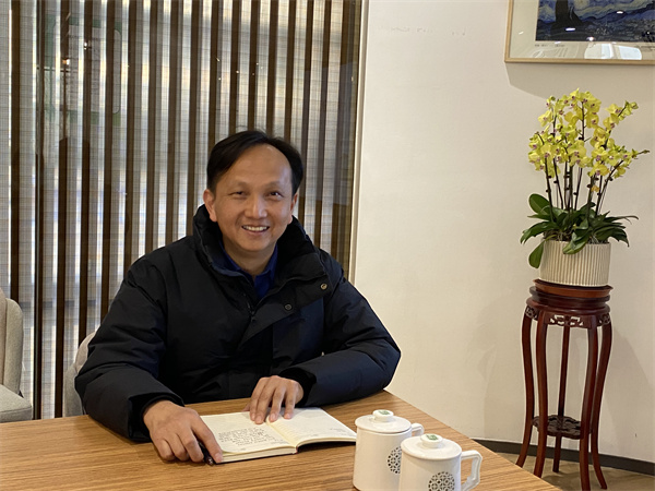 学工处副主任胡立军主持分享会.jpg
