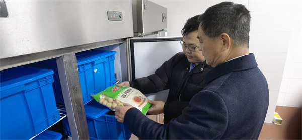 副校长朱云峰检查食品保质期.jpg