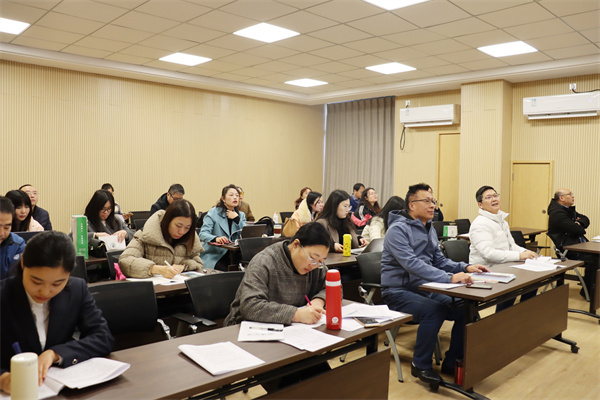 23.中学组听课现场.jpg