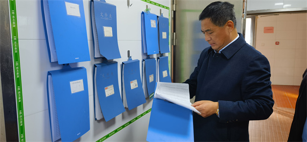 副校长朱云峰检查各种台账记录.jpg