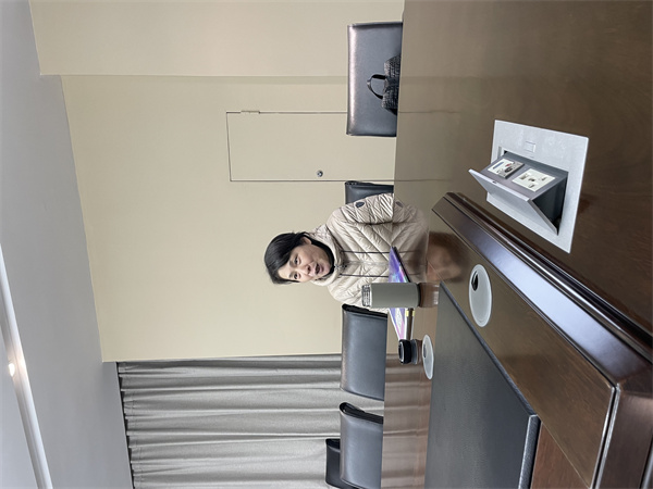 陈芳教授在指导教学中.jpg