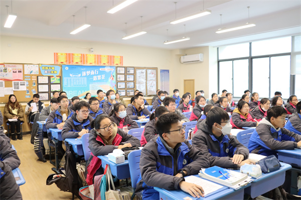 3学生认真听课.jpg