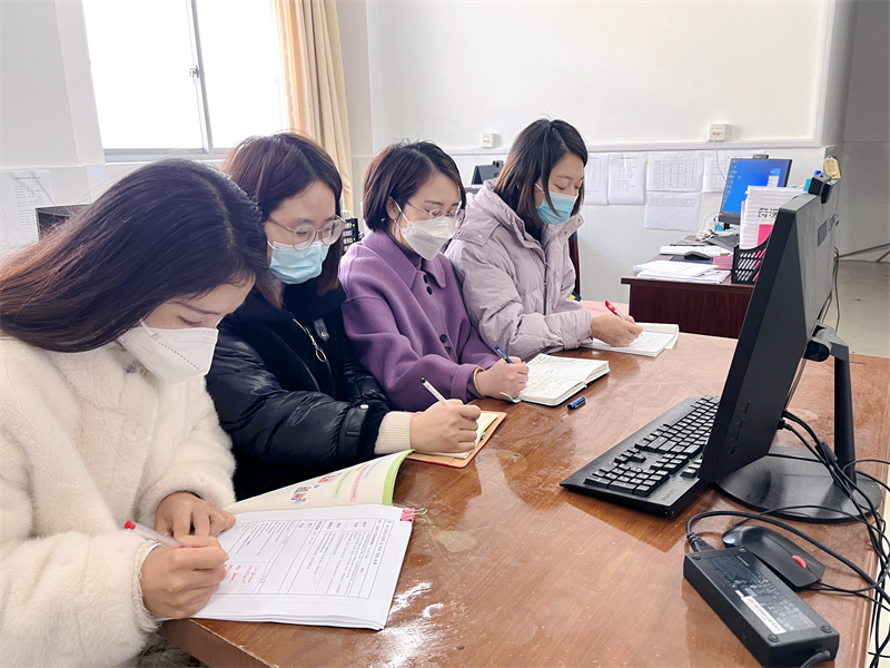 英语组老师交流研讨.jpg