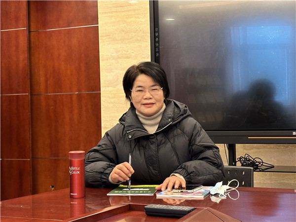 教研组长徐红卫老师主持会议.jpg