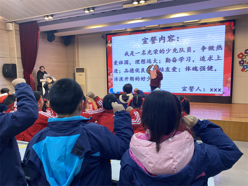 9.张梓歌同学带领全体同学宣誓.jpg