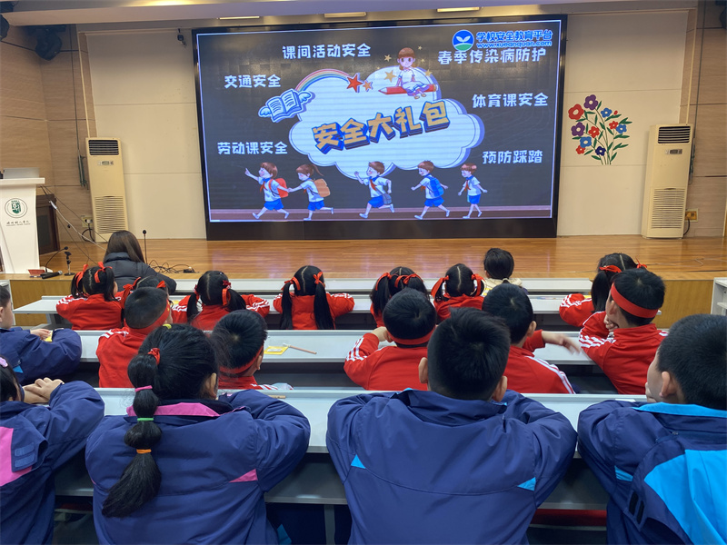 12. 师生认真学习春季安全宣传片.jpg