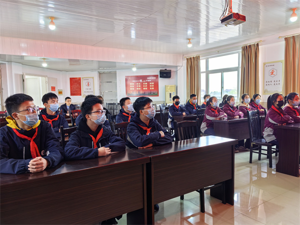 学生听讲.jpg