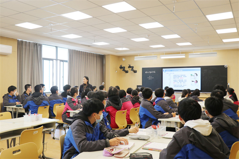 化学学科徐文婷老师上课.jpg