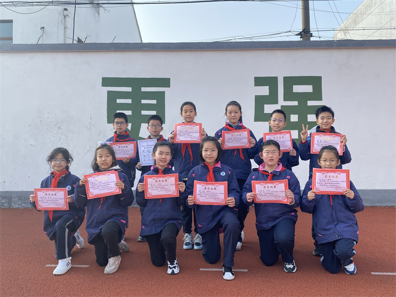 四年级获奖同学合影.png