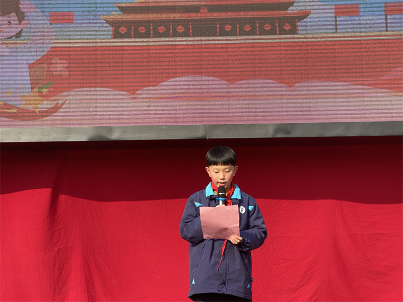图2 洪玺曜同学发表国旗下演讲.jpg