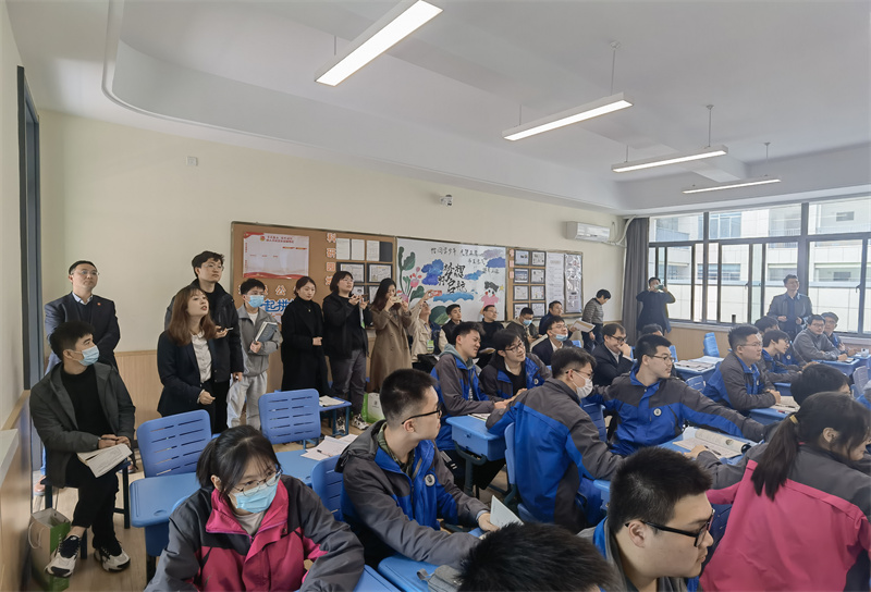 听课老师被实验吸引.jpg