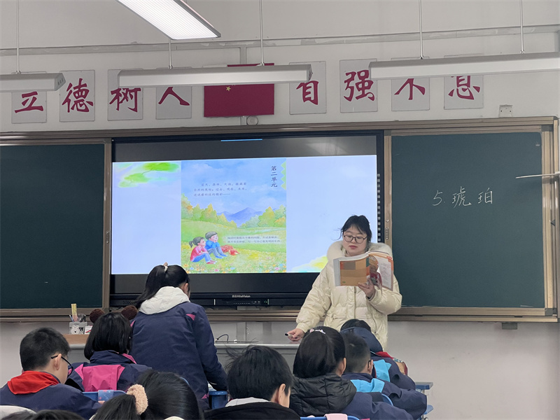 学生回答问题.jpg