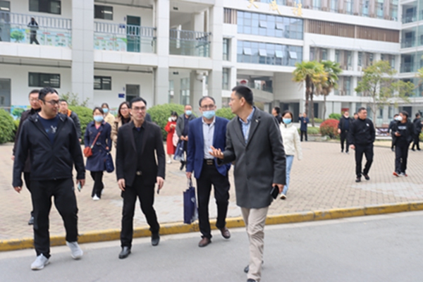 参观校园1.JPG