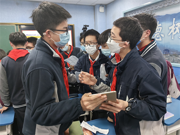课堂学生讨论.jpg