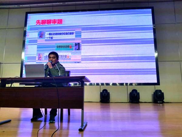 韩爱祥老师在做作文讲评.jpg
