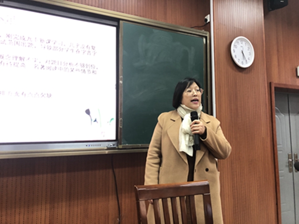 初三语文备课主任曹卫萍.JPG