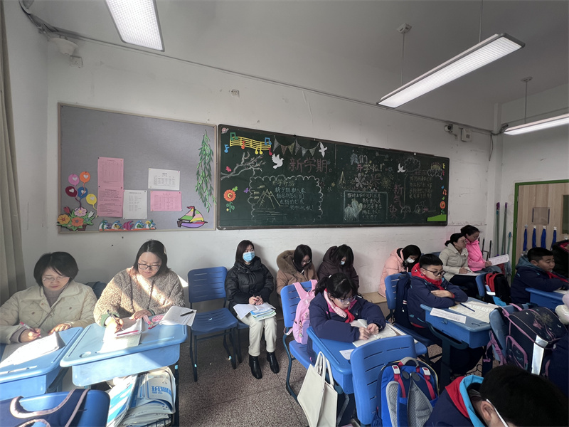 小学部教师们认真听课.jpg