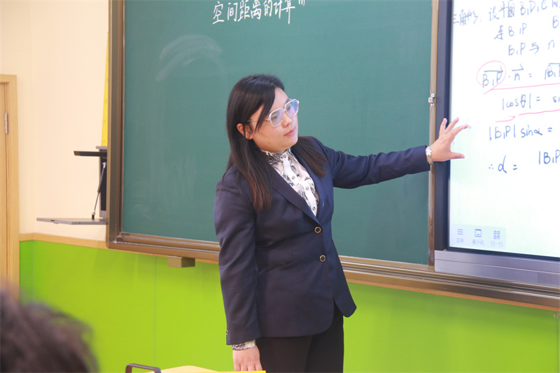 李春艳老师上课.jpg